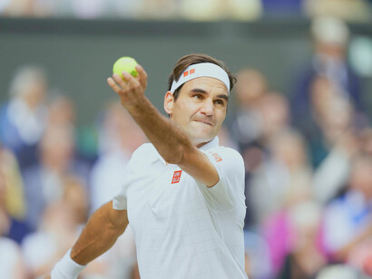 Roger Federer, se prepara para realizar un servicio, uno de los puntos fuertes de su juego