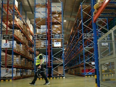 Durante muito tempo, o sucesso industrial mediu-se pela capacidade de produzir mais, mais depressa e a menor custo possível. Eficiência tornou-se sinónimo de velocidade; competitividade confundiu-se com exploração máxima de recursos — humanos e naturais. Este modelo, repetido e amplificado à escala global, criou uma ilusão de estabilidade que hoje se revela frágil

