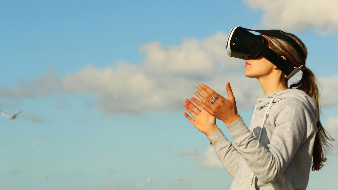 Mujer en una tarde soleada con lentes de Realidad Virtual