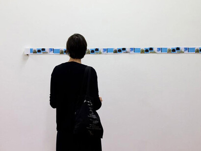 Uma visitante comtempla uma obra de "Absolutely", a primeira exposição dum ciclo que se fecha agora com "Unforeseeable". Imagem de Débora Cabral