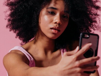 Mulher se fotografa com seu celular. Não apenas o fator beleza, mas o corpo é um dos principais fatores nesses apps. Era engraçado ler perfis em que o usuário escrevia “que não ligava para o corpo, mas para a conversa” e ele ignorava o meu perfil e o da minha amiga e respondia apenas o perfil falso que a primeira foto era a modelo de biquíni com o corpo torneado. Também era engraçado que “a conversa” se resumia a conteúdo de cunho sexual e mesmo quando a gente tentava mudar o rumo da conversa o usuário dava um jeito de voltar para o tema sexual