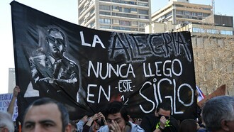 El sistema de pensiones basado en capitalización individual presenta tasas de reemplazo insuficientes, lo que resulta en jubilaciones que no alcanzan a cubrir las necesidades básicas de los trabajadores. Protesta en contra de las AFP, Santiago, Chile, agosto de 2016
