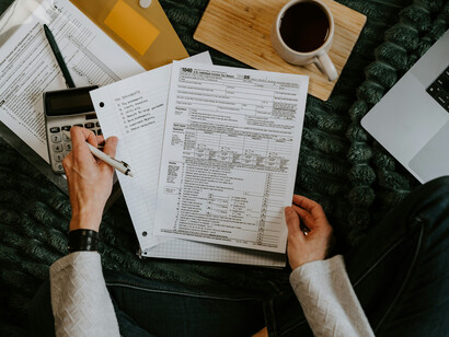 Automatizar el ahorro permite separar el dinero destinado al futuro de las tentaciones del presente, fortaleciendo la disciplina financiera
