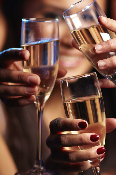 Tomar el vermú con nuestras amigas es otra de las buenas aficiones que deberíamos incorporar a nuestra vida