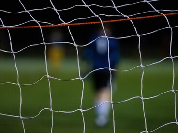 I club vivono una condizione di instabilità cronica, costretti a cedere i talenti migliori per sostenere bilanci ancora fragili