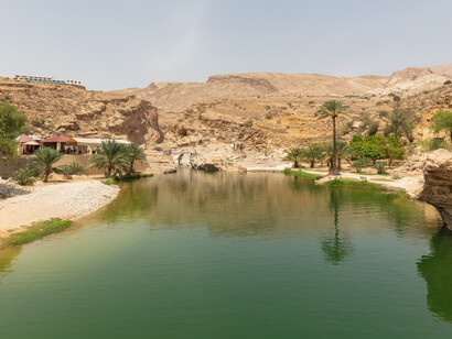 Se encuentra a unas tres horas y media de Muscat, ofrece un entorno espectacular con senderos ycuevas  Wadi Bani Khalid, 2024, Oman
