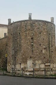 Torre Panaro, mura longobarde, Benevento, Italia. Visitando la città è possibile vedere la loro maestosità