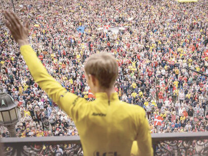 Jonas Vingegaard en la celebración de su victoria en el Tour de Francia 2022