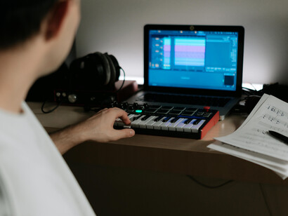 A IA pode ser usada para testar ideias e criar demos, oferecendo uma alternativa acessível e rápida para a produção musical e audiovisual