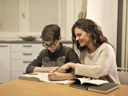 Según la RAE, muchos incisos de construcciones explicativas no llevan coma, originando interpretaciones erróneas