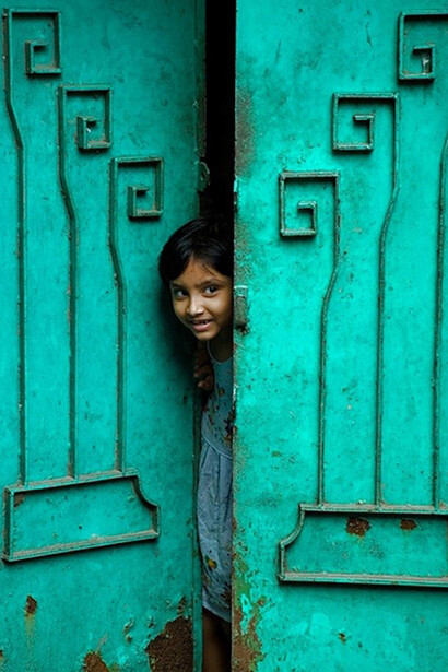 Bambina indiana alla porta 