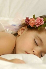 Una niña durmiendo
