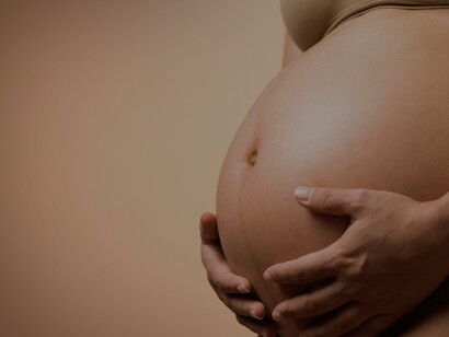 Mãe acaricia sua barriga de grávida