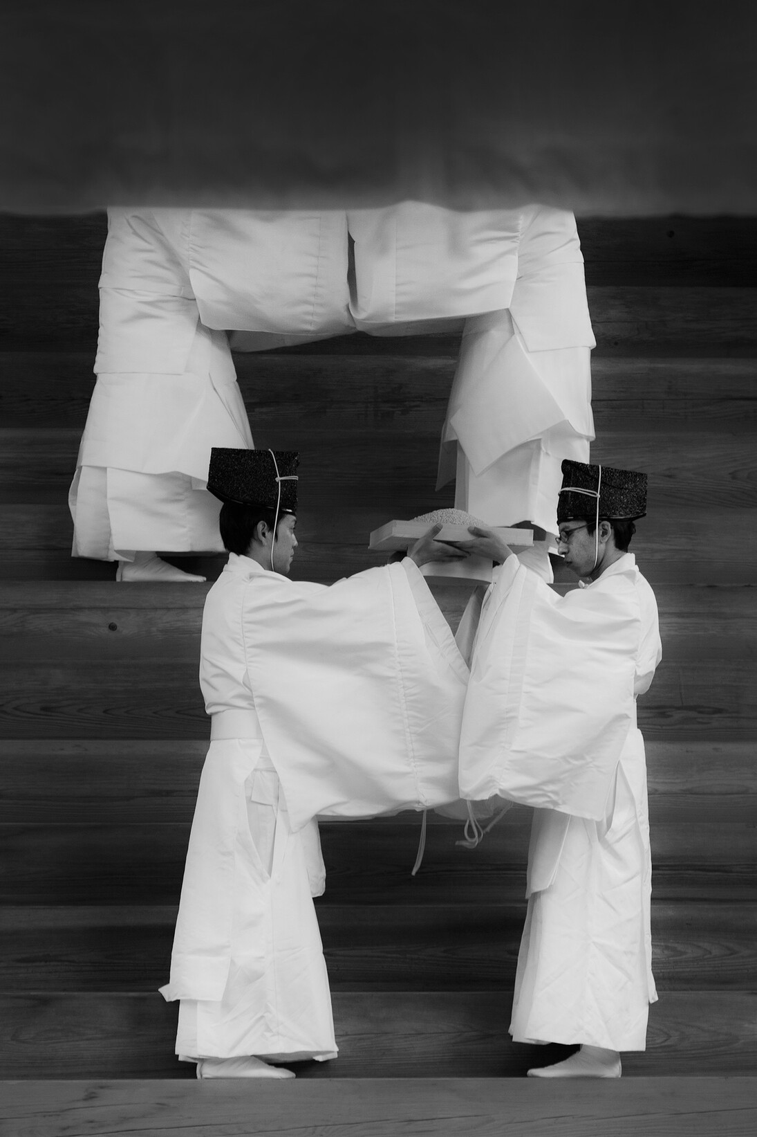 Yukihito Masuura, "Honden Senza Hoshukusai" (from the "Kaminomiya" series - Izumo Taisha Grand Sengu of Heisei), 2013, print on Echizen-washi hand-craft paper, © Yukihito Masuura, courtesy of Izumo Taisha