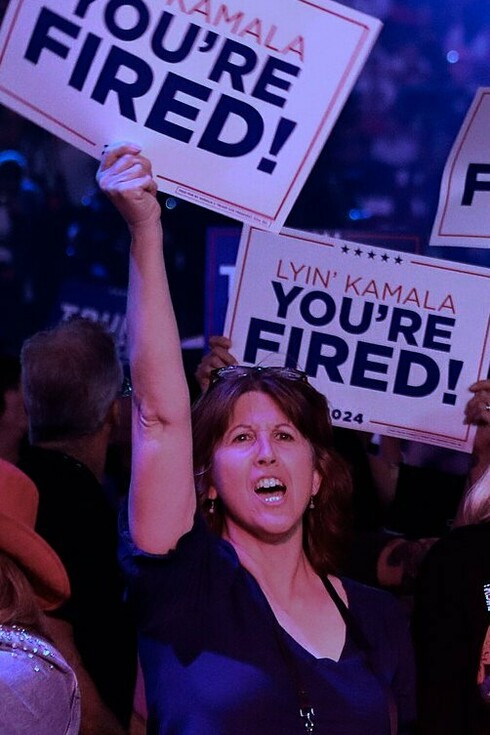 Fanáticos de Donald Trump en un evento de campaña en el Desert Diamond Arena, Glendale, Arizona, Estados Unidos, agosto de 2024