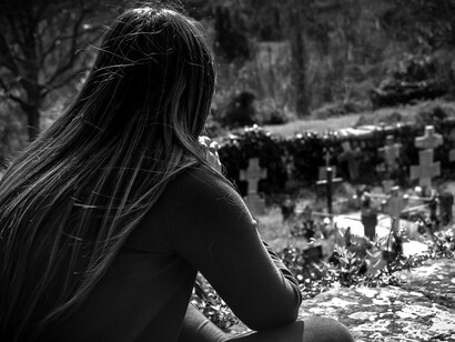 Soledad en un cementerio