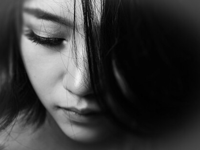 Inquiétudes. Je cachai mon visage derrière mes mains et sanglotai, il y avait une erreur de casting