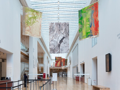 Vivian Suter: el bosque interior. Courtesy of Art Institute of Chicago