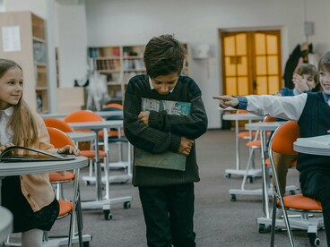 Primeiro, a verbal, carregada de insultos e humilhações; depois, quando esta já não satisfaz, a violência física, que atinge não apenas corpos, mas a própria dignidade do ser humano. Nos extremos desse processo, a simples diferença de opinião é elevada à condição de ameaça existencial, e o outro, em vez de ser reconhecido como parte do mesmo tecido social, passa a ser tratado como inimigo a ser eliminado