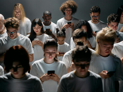 L'impatto dei social media sulla percezione: i social media influenzano la percezione della realtà, spesso privilegiando l'apparenza sull'autenticità e creando una distorsione tra ciò che viene mostrato e la verità
