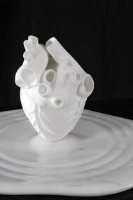 “Un battito”, cuore in marmo bianco di Carrara dell’artista Matteo Faben