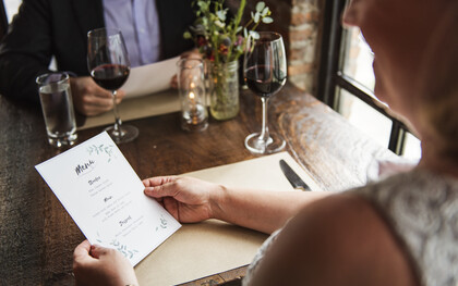 En ciertos restaurantes contemporáneos, la sofisticación del discurso gastronómico convive curiosamente con prácticas culinarias que parecen desafiar con elegancia los principios más básicos de la cocina