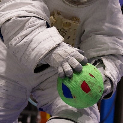 L'indumento di raffreddamento a liquido e ventilazione (LCVG) regola il calore corporeo dell'astronauta durante le passeggiate spaziali. Si tratta di un indumento che copre tutto il corpo e viene indossato sotto l'unità di mobilità extraveicolare Axiom (AxEMU). Crediti: Axiom Space e Prada