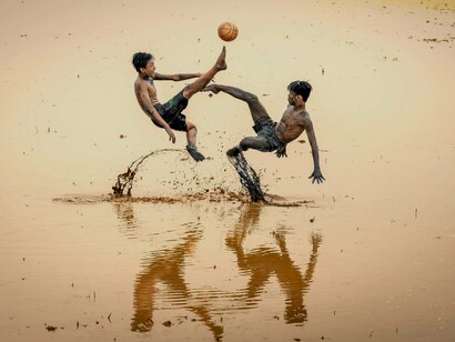 Garotos brincam em água acumulada da chuva. Eu gostava mesmo era de fugir, já bem pequeno eu pulava o portão e ia para a rua, não me lembro dessa fase, mas minha mãe contava que eu fazia e a cachorra que tínhamos dava o alarme, quando ela não via a avó dos meus vizinhos, que ficava na varanda da casa dela, chamava minha mãe enquanto tentava me segurar, eu era fogo, graças a Deus e não tinha limite algum. Uma vez fugi com o gari, que me trouxe de volta são e salvo, além de sem graça
