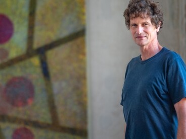 Gregor Becker e una delle sue opere in una foto Maurizio Di Giovancarlo - Tuscia Fotografia