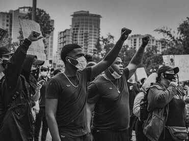 A digitalização da comunicação política alterou profundamente a forma como ideias são disseminadas e absorvidas. No passado, o controle da narrativa política dependia de jornais, rádios e televisões, meios que, apesar de suas limitações e vieses, operavam dentro de certos filtros institucionais. Hoje, qualquer indivíduo com acesso a um smartphone pode se tornar emissor de mensagens políticas, influenciando milhares ou até milhões de pessoas em questão de minutos