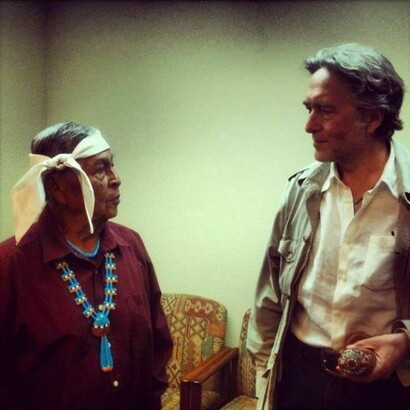 Il sacerdote kachina Lawrence Keevama e l’avvocato Pierre Servan-Schreiber  