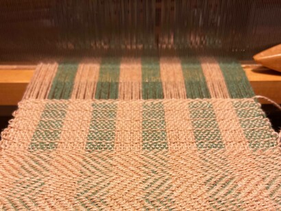 Tessitura a telaio: "L’ordito è l’insieme dei fili tesi sul telaio, hanno una direzione verticale, scendono dall’alto al basso e costituiscono la struttura portante del tessuto"