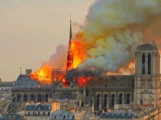 Incêndio de 2019 na catedral de Notre-Dame em Paris, na França. Durante trabalhos de revitalização de seus telhados o fogo se alastrou em velocidade alarmante enfraquecendo sua estrutura e suas abóbodas.