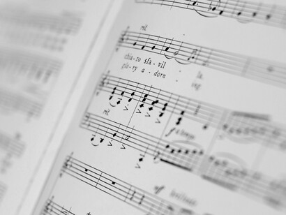 La música, a través de Soul Gospel Medellín, deja de ser solo sonidos armonizados para convertirse en un puente directo hacia las emociones más profundas