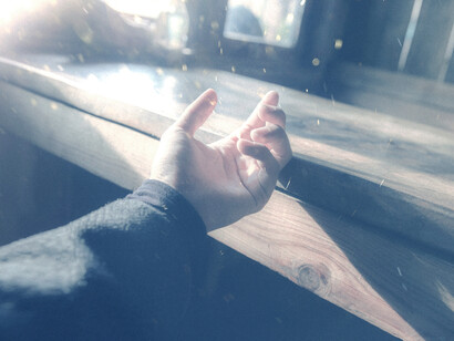 Mano se ilumina con la luz externa