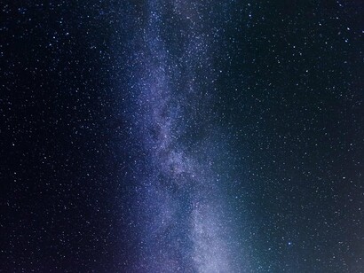 Filho, as estrelas que nós vemos estão muito longe e ... (fez uma pausa longa como se procurasse as palavras naquela imensidão) sim, essas estrelas que vês também são o meu avô e o avô da mãe. Eu olhei para o meu pai, ele chorava como a minha mãe, timidamente, mas no seu olho havia um brilho estrelado, um sorriso