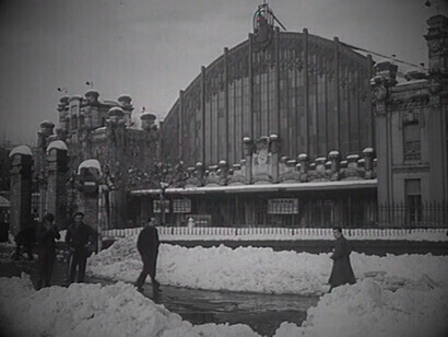 Fachada de la Estación del Norte, construida en el siglo XIX y que ahora es principalmente una importante terminal de autobuses y un pabellón deportivo, 23.12.1962, Barcelona, España