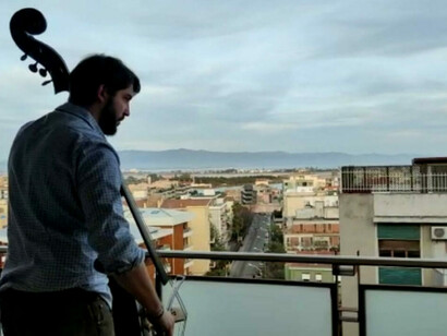 Concerto dal balcone di casa