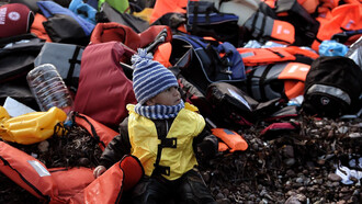 Bimbo appena approdato sulle coste greche