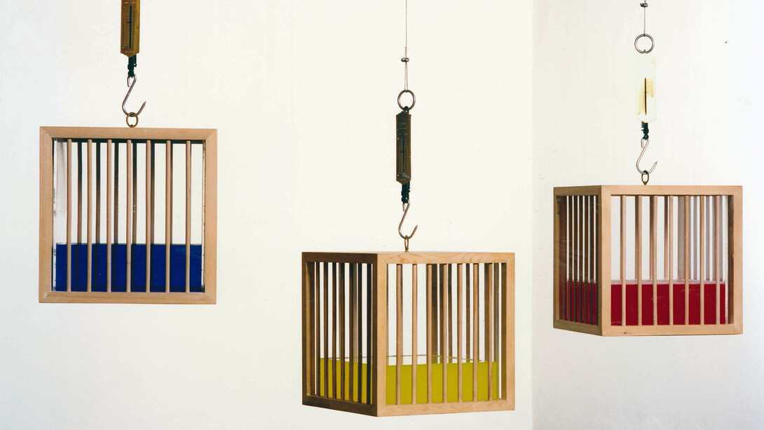 Fabrizio Plessi, Gabbie d’acqua, 1972, 37x37x37 cm (ciascuna), Scultura oggetto in legno, perspex con un sistema di misura del peso e acqua di 24 colori diversi (monotipo)