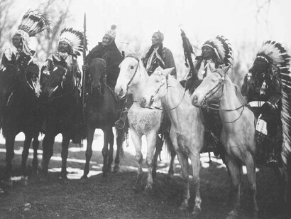 Sei capi tribù (da sx a dx) Little Plume (Piegan), Buckskin Charley (Ute), Geronimo (Chiricahua Apache), Quanah Parker (Comanche), Hollow Horn Bear (Brulé Sioux) e American Horse (Oglala Sioux) a cavallo in abiti da cerimonia