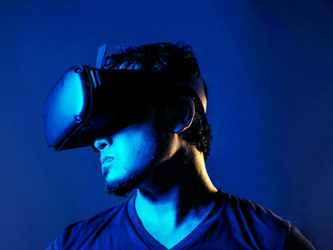 IA. Quindi!? Sostituiamolo! Con l’Intelligenza artificiale! Così è la volta buona che iniziamo la sistematica disfatta o, meglio, autodistruzione del genere umano