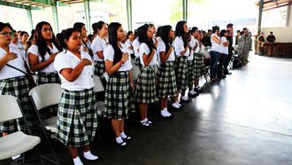 Estudiantes guatemaltecas formadas para entonar el himno nacional de Guatemala en Zapaca, 2014