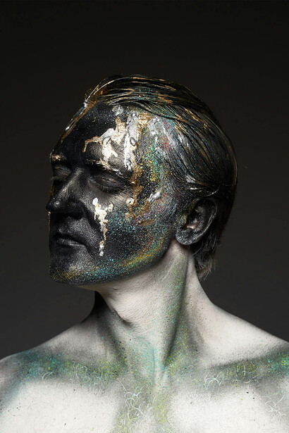 A visão de IAWEH como um deus todo-poderoso e exclusivo nos textos antigos contrasta com a ausência de inimigos divinos como satanás