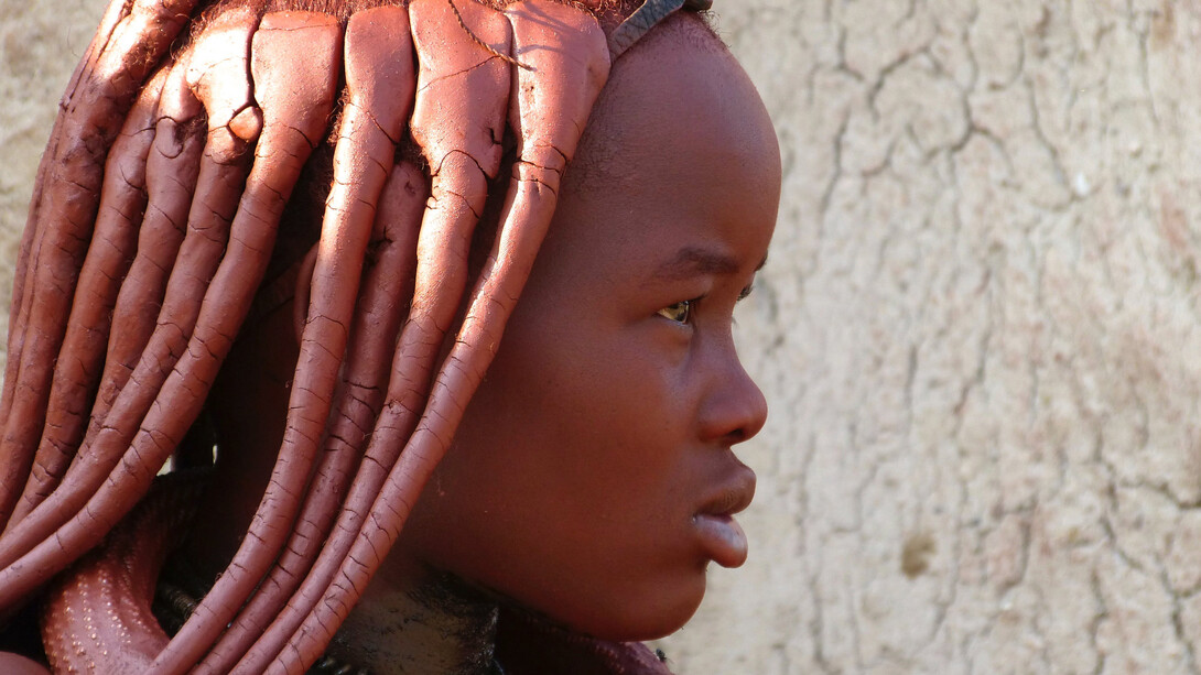 Mulher africana de Namibia veste adornos tradicionais 