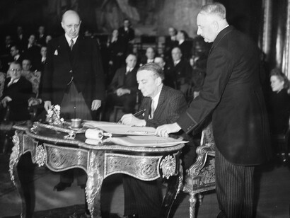 Fima del Patto di Bruxelles, 1948. Nella foto l'atto di firma di Gaston Eyskens, Ministro delle Finanze belga
