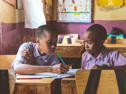 Alunos estudam juntos em escola privada