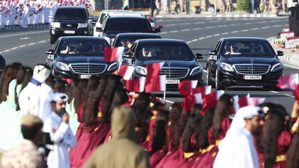 El emir de Qatar, Sheikh Tamim bin Hamad Al Thani, saluda a los asistentes a los actos organizados por el Día Nacional, en Doha