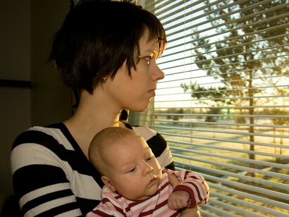 Madre con síntomas de depresión post-parto