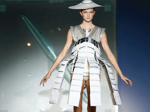 Un costume futuriste de Hussein Chalayan